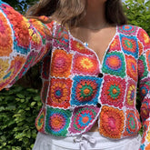 Gehäkelte Strickjacke mit Blumenmuster und Knopfleiste - Mehrfarbig